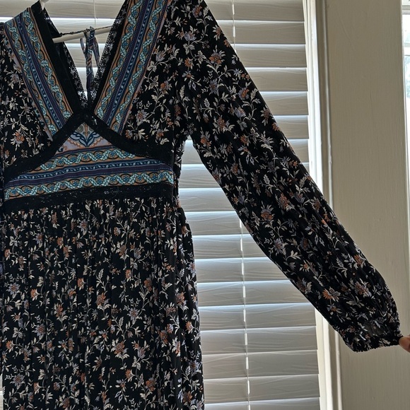 In Loom Floral Back Lace V-Neck Dress - Picture 5 of 7